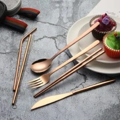 House Of Husk Reisbestek - Reis Bestekset - Chopsticks - Metalen Rietjes Met Borstel - Lepel - Vaatwasserbestendig - RVS - 7 Delig - Rose Goud -Kampeeruitrusting 1200x1200 1303
