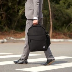 Brisby 4 Laags Geïsoleerde Koeltas Rugzak - 25 Liter - Met Handige Vakken Voor Bestek En Essentials - Waterafstotend Materiaal - Zwart -Kampeeruitrusting 1200x1200 1457