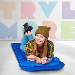 TRVLMORE Slaapmat - Zelfopblazend - 1 Persoons - Ingebouwde Pomp En Kussen - Blauw -Kampeeruitrusting 1200x1200 404