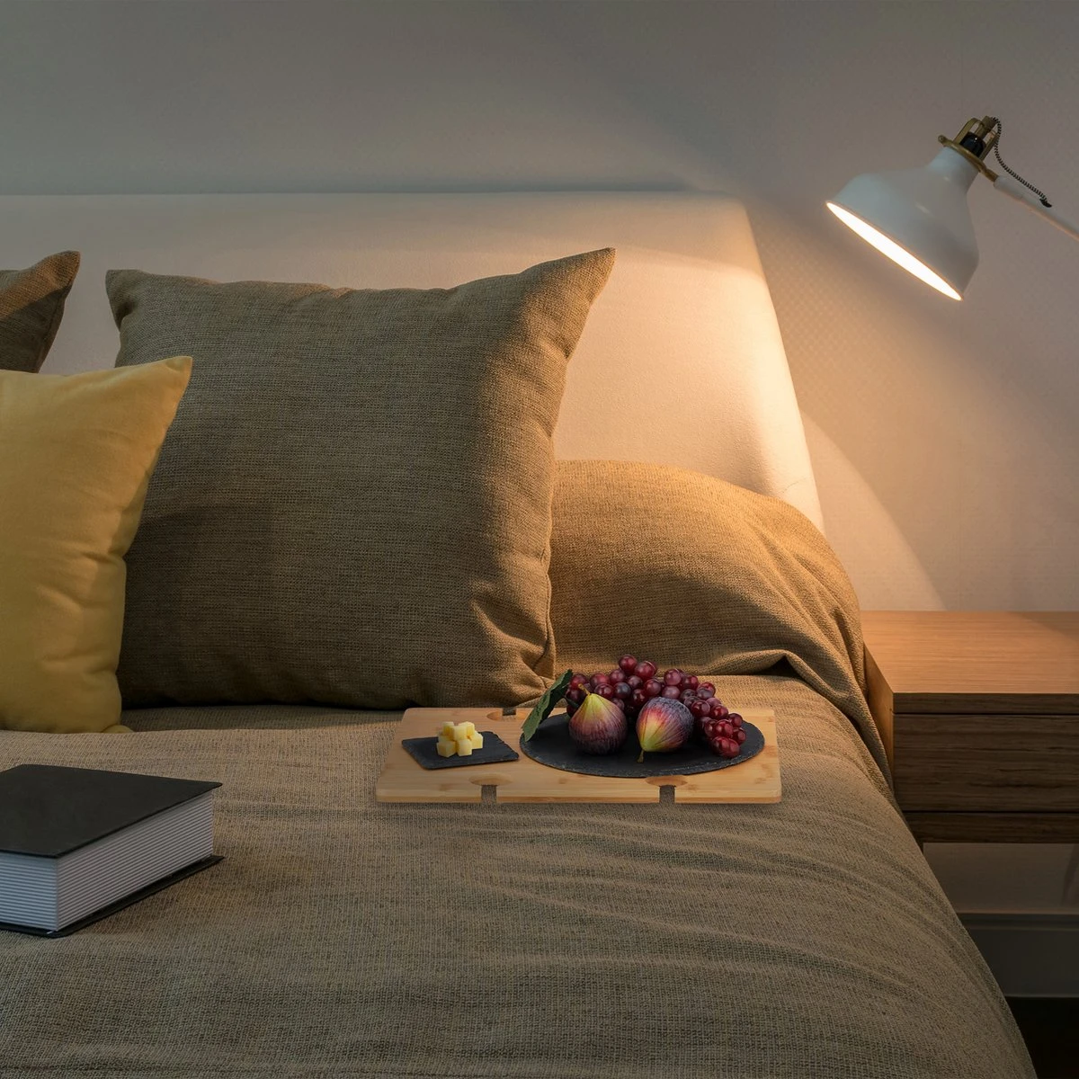 Relaxdays Opvouwbare Picknick Wijntafel - 4 Wijnglazenhouders - Bamboe Dienbladtafel Klein 3 Relaxdays Opvouwbare Picknick Wijntafel - 4 Wijnglazenhouders - Bamboe Dienbladtafel Klein - Afbeelding 3