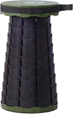Kampeerkruk - Uitschuifbare Kruk - Military / Groen - Tot 120 Kg - Travel Stool - INCLUSIEF OPBERGZAK - Opvouwbare Campingkruk - Inklapbaar Krukje - Telescopische Kruk - Camping - Outdoor -Kampeeruitrusting 770x1200 2